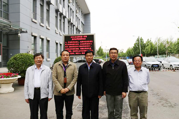 孙进院长与天津职业大www.kaiyun.com长刘斌（左二）、原校长董刚（右二）等校领导合影