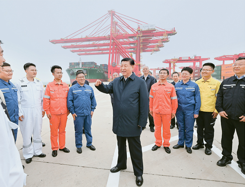 2024年5月22日至24日，中共中央总书记、国家主席、中央军委主席习近平在山东考察。这是22日下午，习近平在日照港亲切慰问港口科技工作者、运营人员、航运人员。 新华社记者 谢环驰/摄